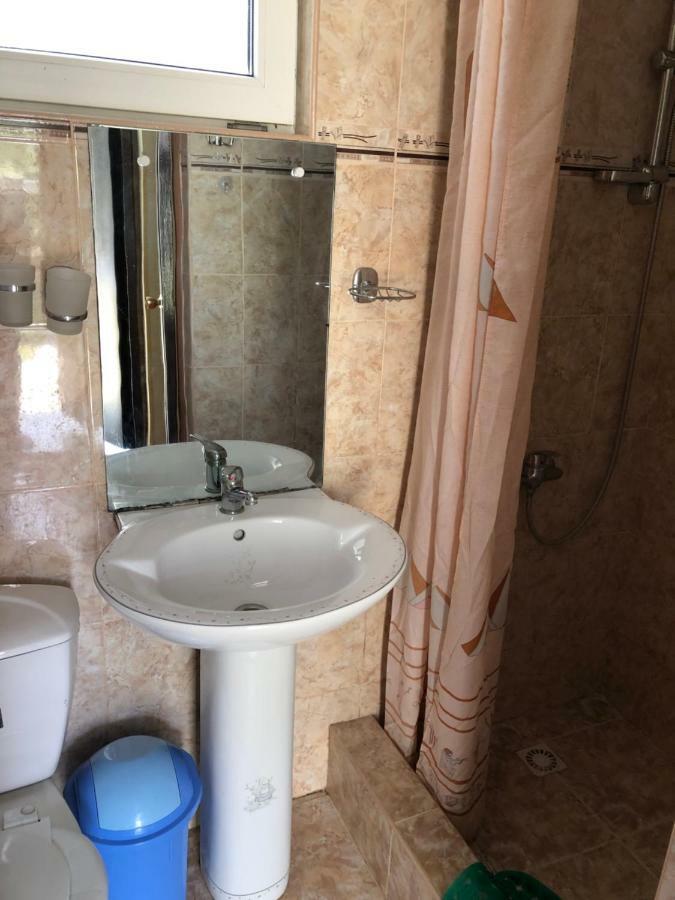 Kiwi Hotel Pizunda Bagian luar foto